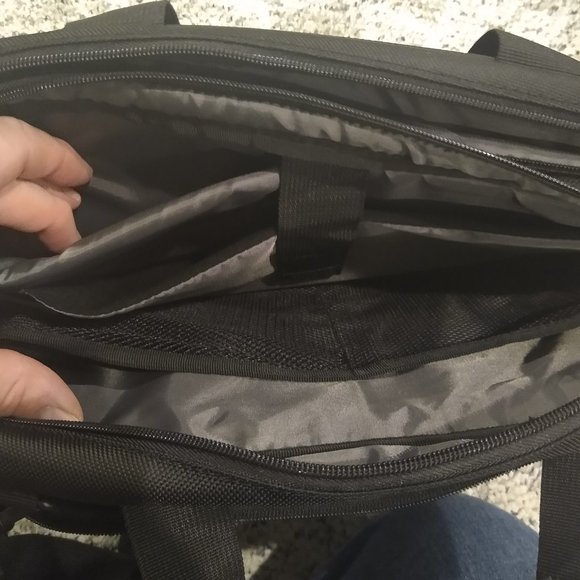 Targus Laptop bag – messenger style with handles and removable strap - Picture 5 of 6